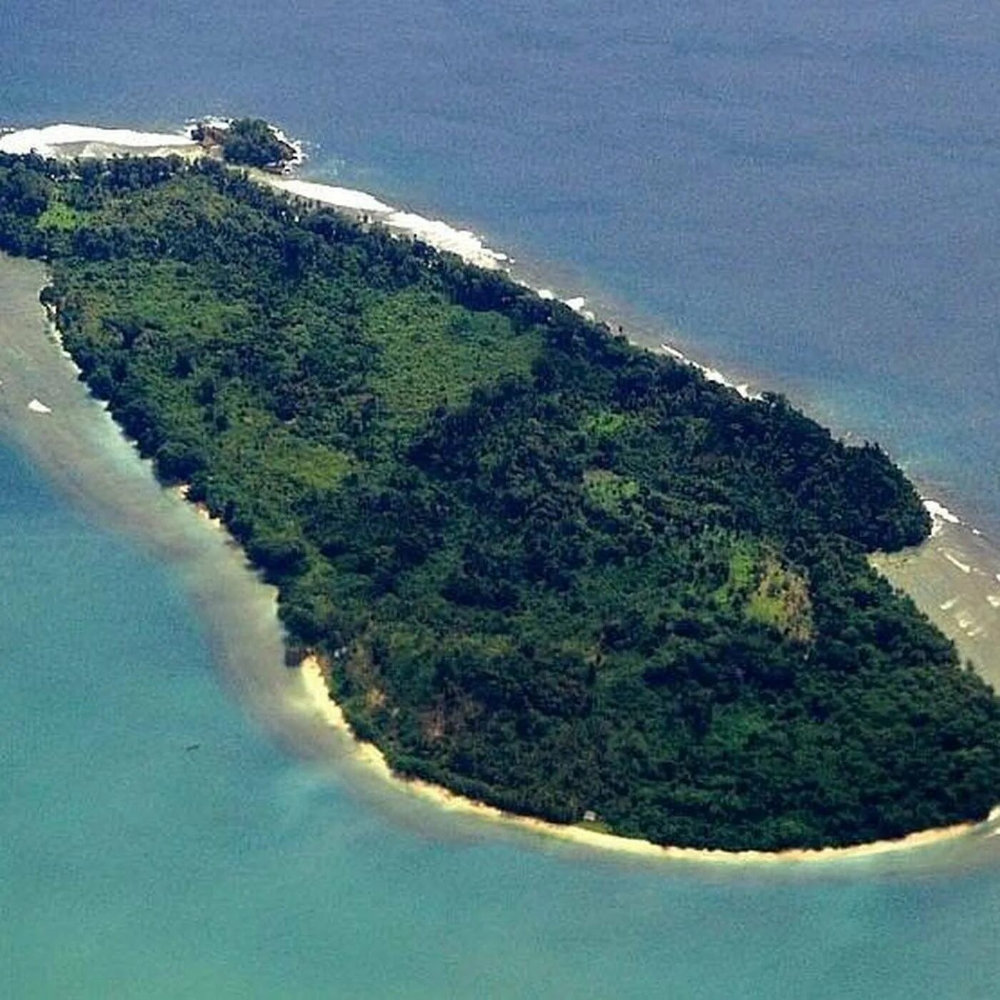 Стране принадлежит самый большой в мире остров. Остров Суматра. Остров Суматра вид сверху. Суматра материковый остров. Площадь острова Суматра.