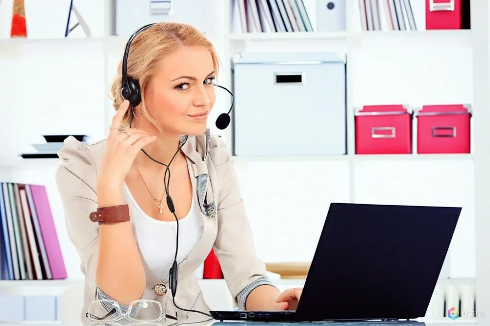 вакансии менеджер консультант. требуется менеджер консультант. менеджер консультант обязанности. офисный работник. бизнес женщина.