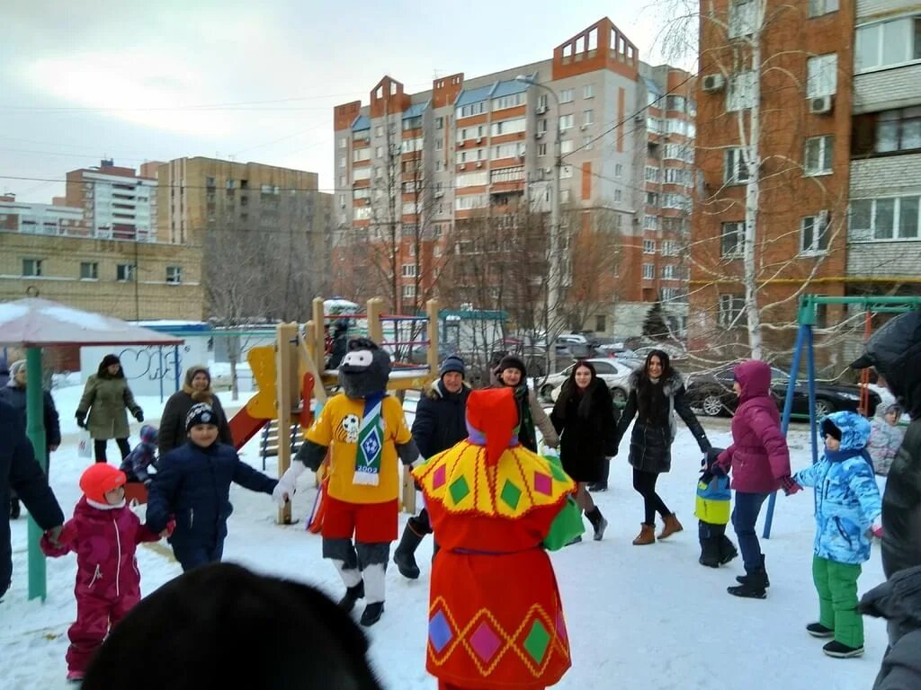 Праздник двора Масленица. Масленица во дворе. Масленица во дворе дома. Праздник Масленицы во дворе многоквартирного дома.