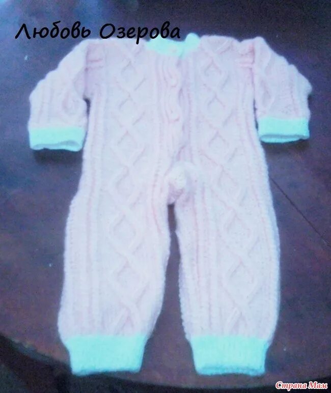 Комбинезон для новорожденных спицами. Детский комбинезон спицами для новорожденных. Вязаные комбезики для новорожденных спицами. Комбинезон спицами на 3 6 месяцев. Детский вязаный комбинезон.