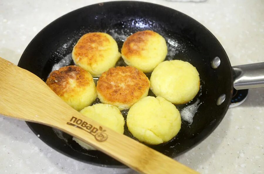 Сырники. Сырники с изюмом. Сырники с рисовой мукой на сковороде. Сырники с кокосовой стружкой. Подача сырников эффектно.