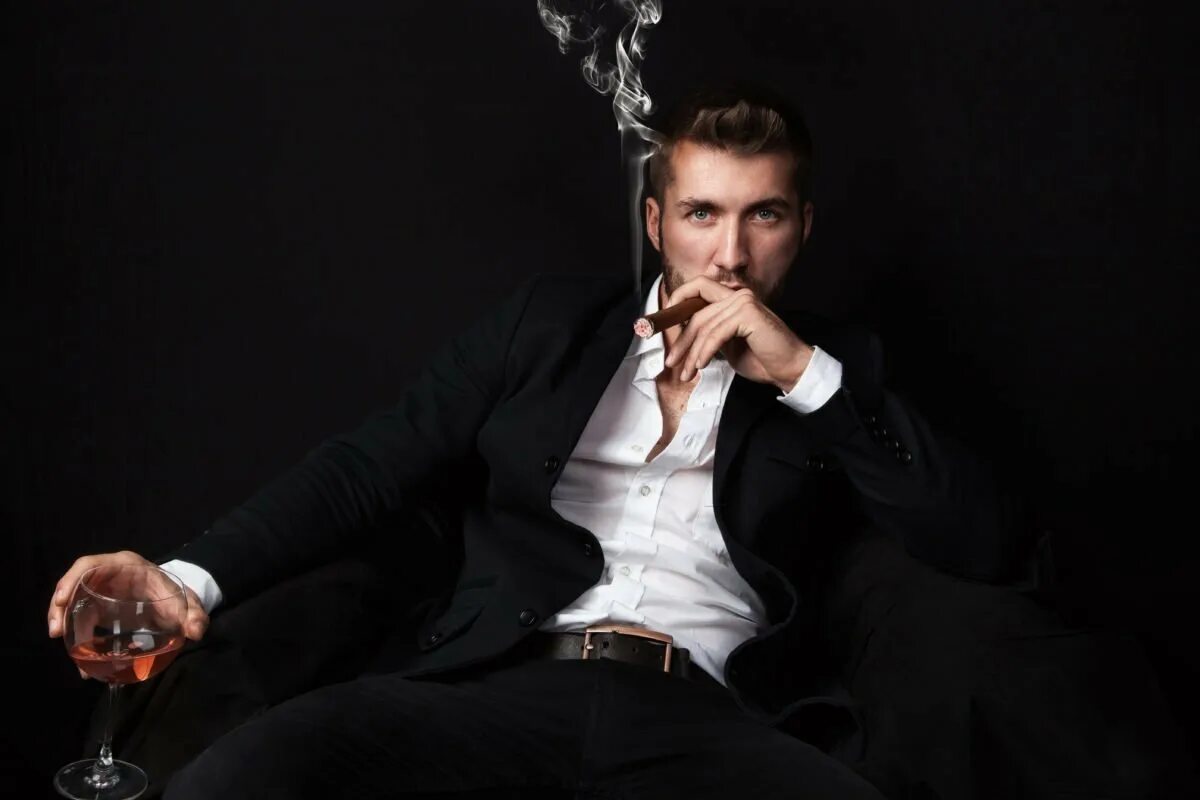 5 сентября мужчина. Мужчина с сигарой. Состоятельный мужчина. Успешный мужчина. Мужчина в кресле с сигарой.