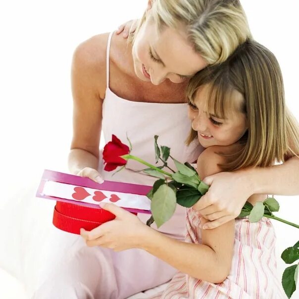 Подарок маме. Ребенок дарит цветы маме. День матери. Подарок для мамы с малышами.