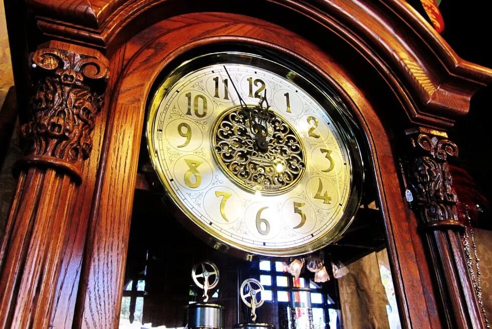 Часы остановились. Старинные часы. Антикварные часы. Старинные настенные часы. Старинные часы большие.