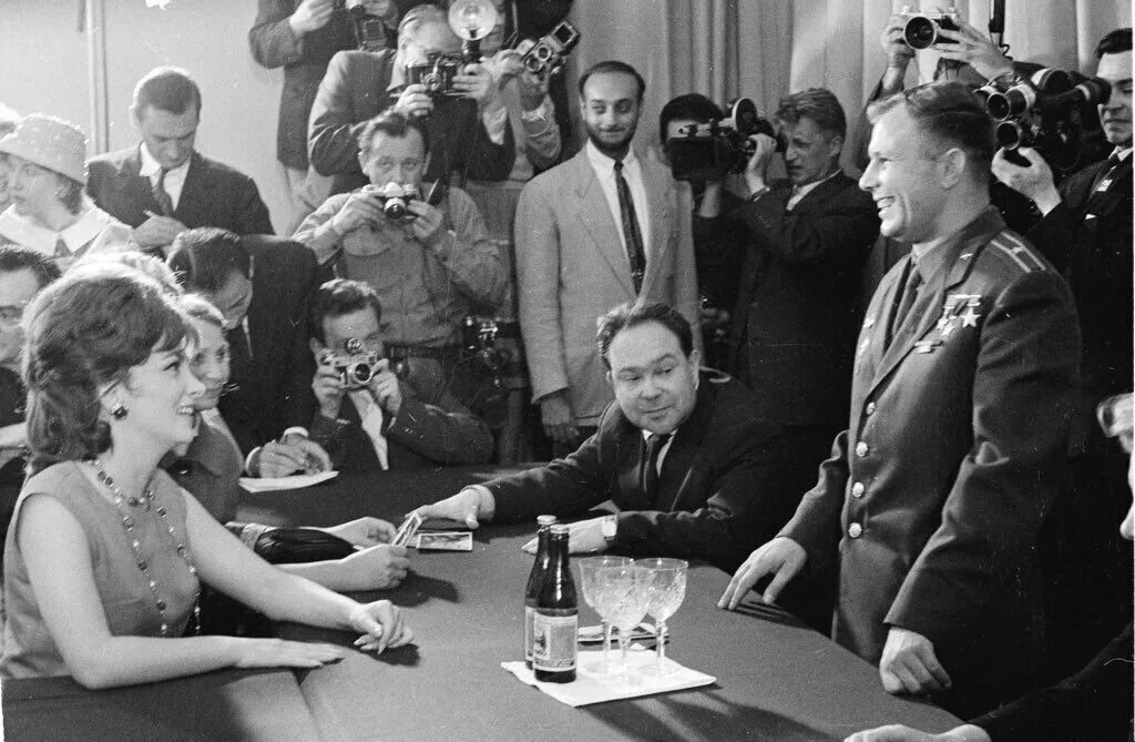 Гагарин и джина лоллобриджида. Джина Лоллобриджида целует Юрия Гагарина 1961. Джина Лоллобриджида и Гагарин. Джина Лоллобриджида про Гагарина.