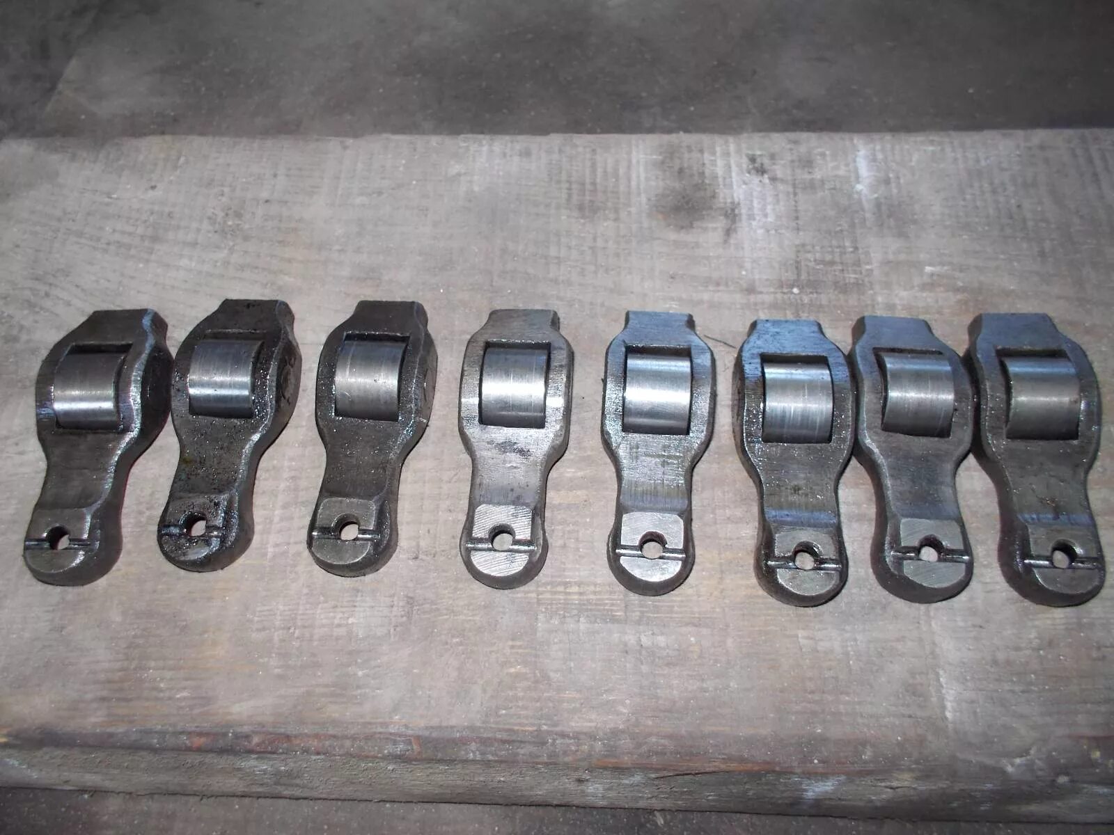 Рокер автомобиля. Коромысла клапанов ваз 2107. рокера 110 мотор. коромысло клапана ваз. роликовые рокера на ваз 2107.