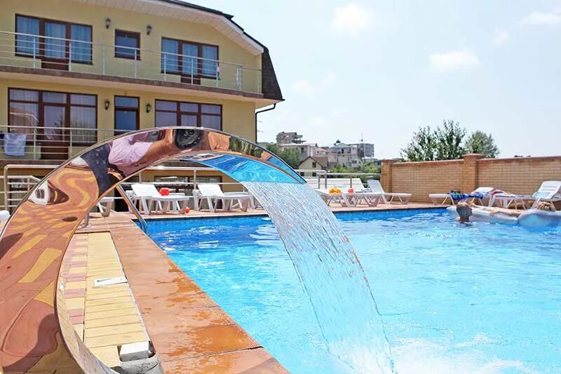 Золотая пальма хоста. Бридж резорт сочи бассейн. Адлер бассейн с подогревом. Апартаменты с бассейном на крыше адлер. Санаторий сочи зимний бассейн.