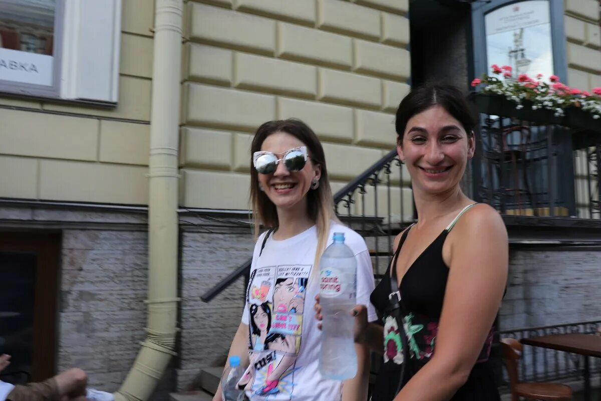 В санкт петербурге девушка показала