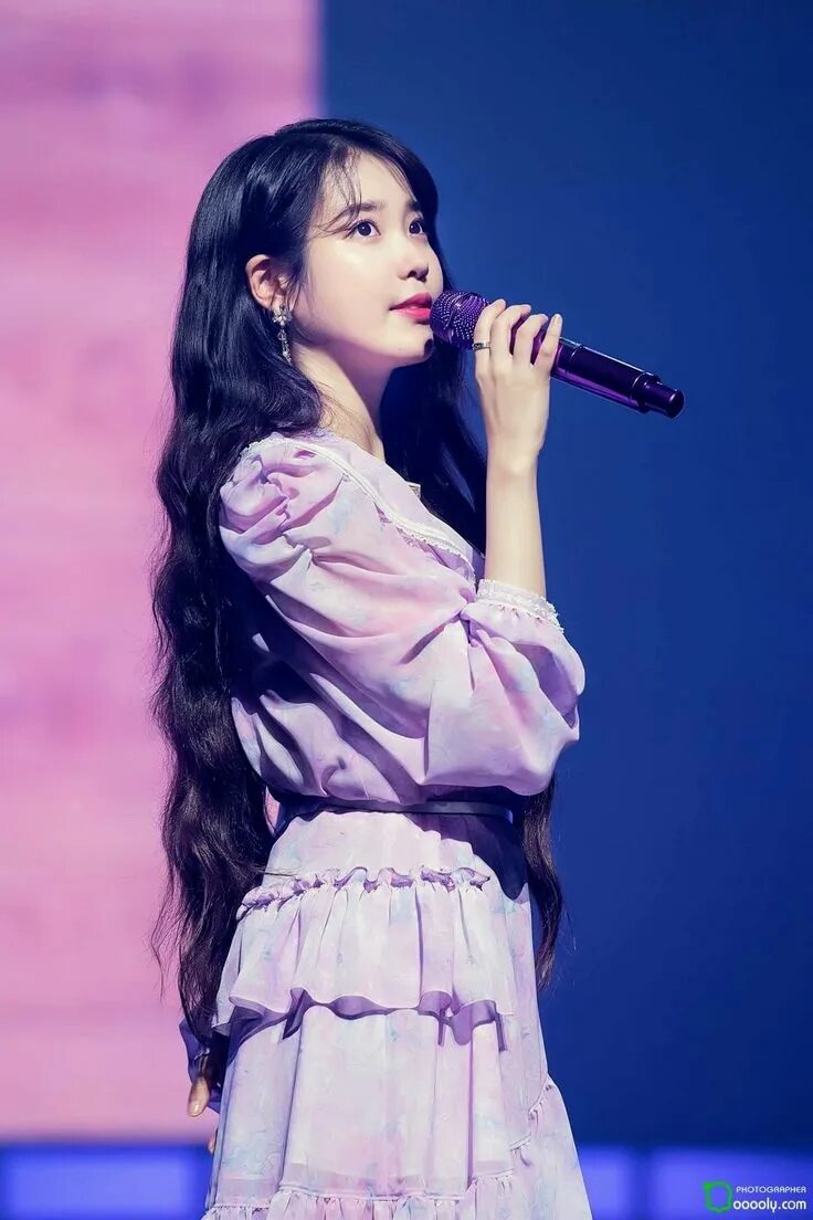 Аи поет песни. IU корейская певица. Айю IU. IU певица 2022. IU южнокорейская певица 2022.