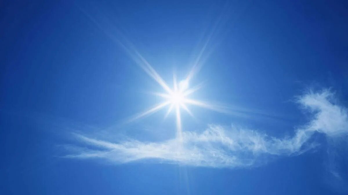 Девушка в прыжке. Небо солнце. Млечный путь в россии. Космический пейзаж. Солнце в облаках.