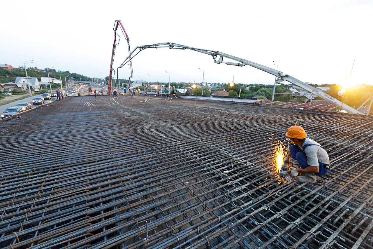 заливка бетона. железобетонный фундамент. бетонирование фундамента. стройка бетон. ленточный фундамент монолит бетон.
