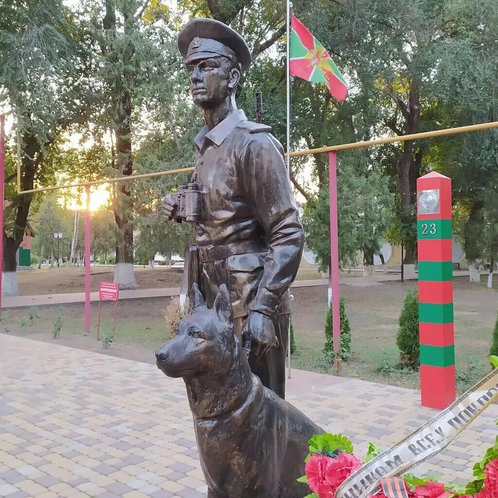 Поколения краснодарского края. Памятник в Тихорецке пограничникам Тихорецк. Аксай памятник пограничникам. Памятник пограничникам всех поколений Тихорецк. Монумент Тихорецк памятники.