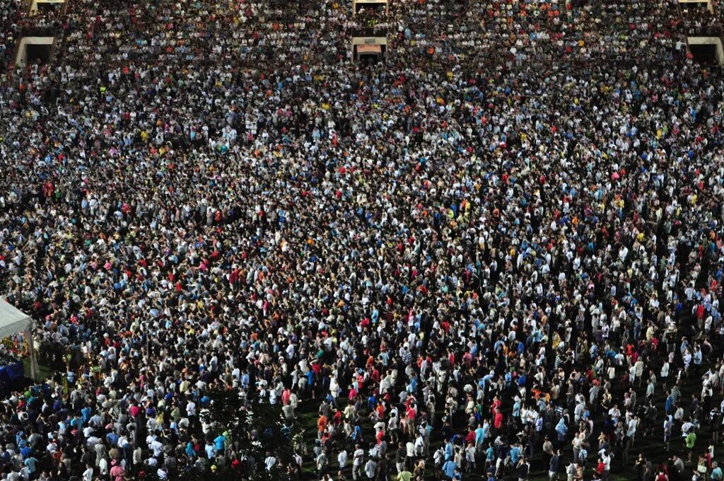 Near crowd. Человек толпы. Большое скопление людей. Много людей. Огромное скопление людей.