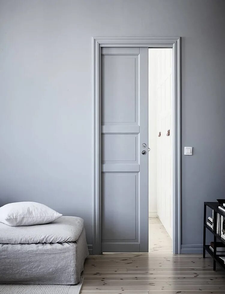 Сканди двери межкомнатные белая. Двери в скандинавском стиле. Двери в скандинавском интерьере. Серые двери в интерьере. Дверь межкомнатная светло серая