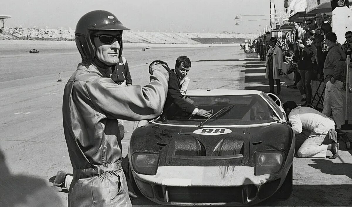 Miles форд. Кен гонщик на Форде. Ken Miles гонщик. Кен Майлз Форд gt 40. Кэрролл Шелби Ле ман 1966.