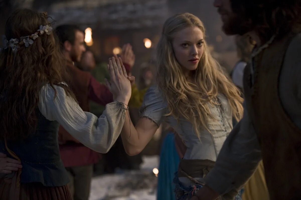 Красная шапочка red riding hood, 2011. Красная шапочка кэтрин хардвик 2011. Дети делятся друг с другом. Красная шапочка фильм 2011 валери. Маленький мальчик целует маленькую девочку.