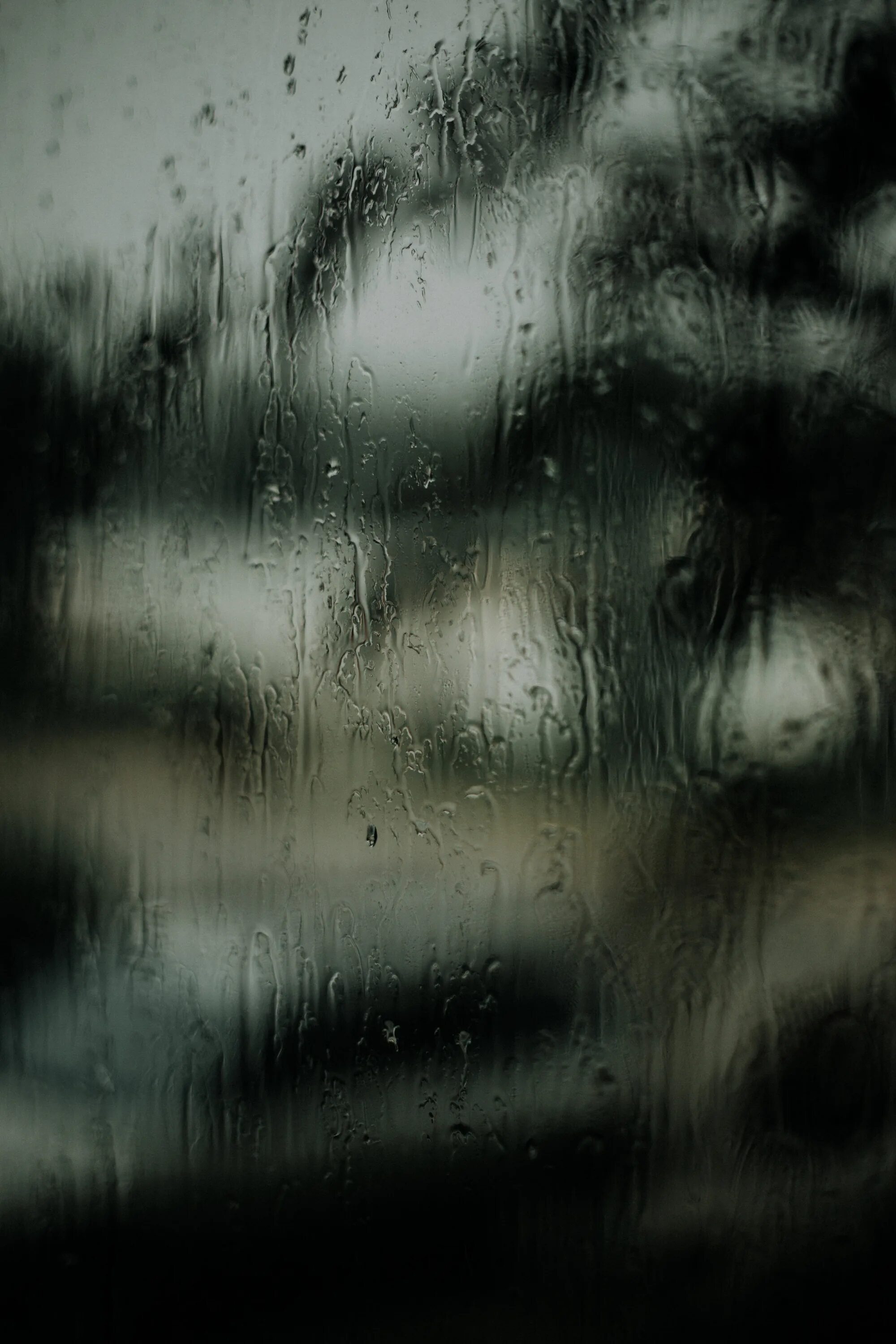 Дождливый фон. Эстетика дождя летом в городе. Rainy mood. Обои на рабочий стол дождь. Текстура дождя.