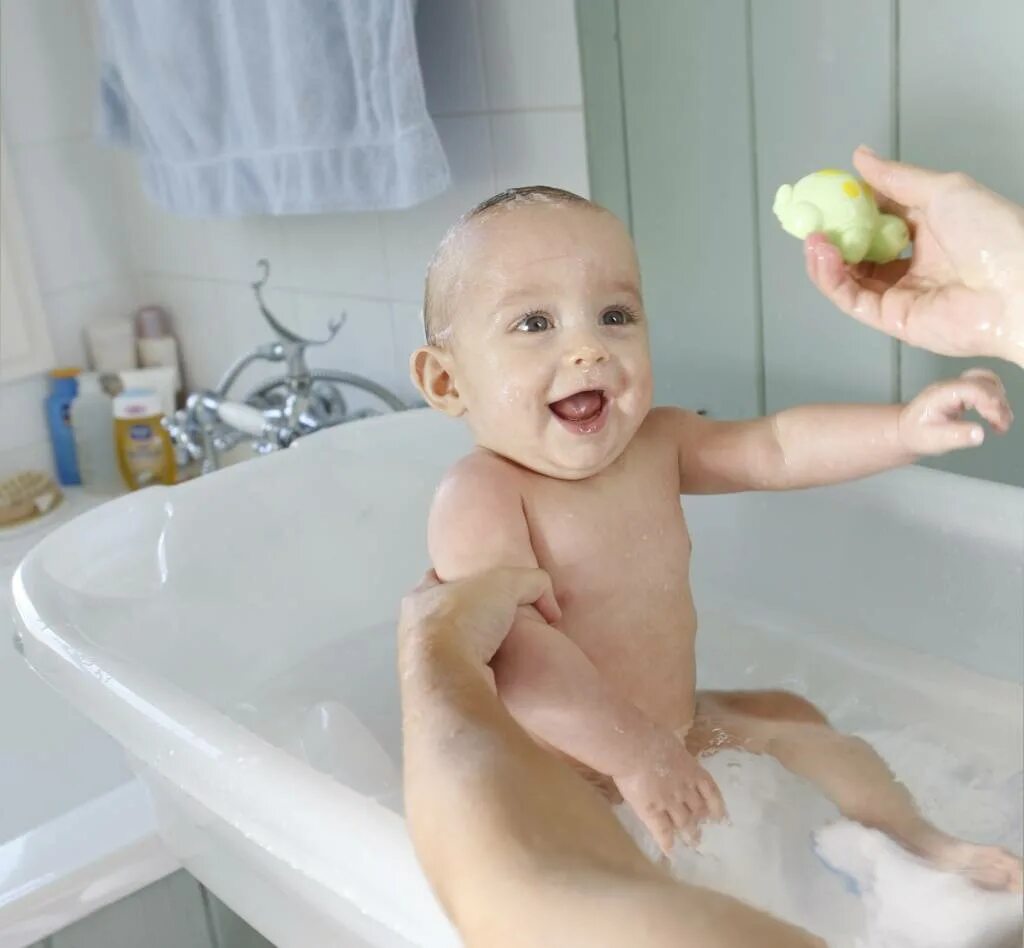 Малыш в ванной. Купается в ванной. Маленькие дети купаются в ванной. Ванна для купания ребенка. Моет сына в душе