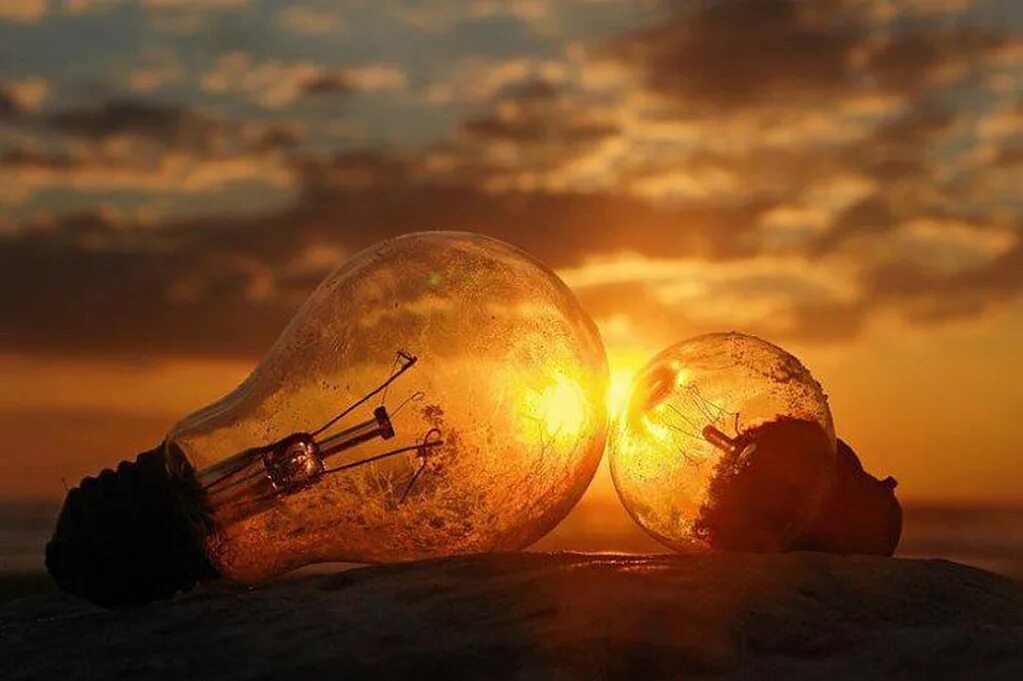 Лампочка. Солнце вместо лампы speed up. Лампа солнце. Свет без электричества. Лампочка и солнце.