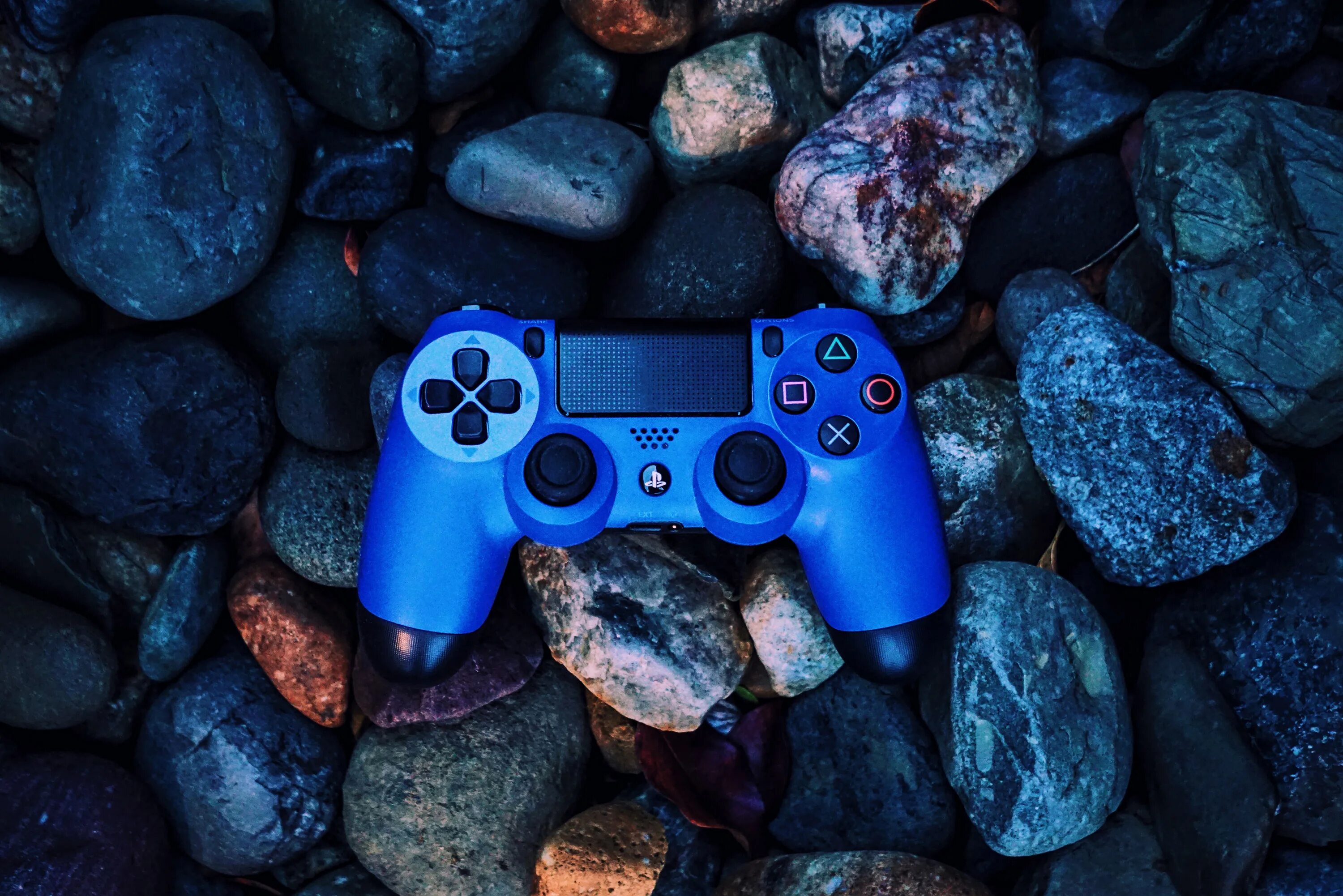 Playstation играть на телефоне. Джойстик ps5 синий. Геймпад ps4 Reptile. Фон с джойстиками. Красивый геймпад для ps4.