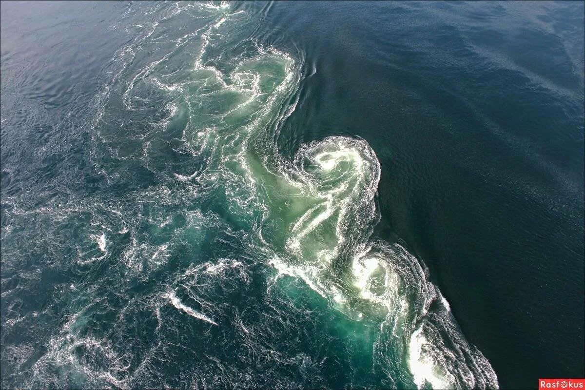 Атлантический океан форма. Сальстраумен (Saltstraumen), Норвегия. Водоворот Сальстраумен. Норвегия водоворот Сальтстраумен. Течение Гольфстрим Норвегия.