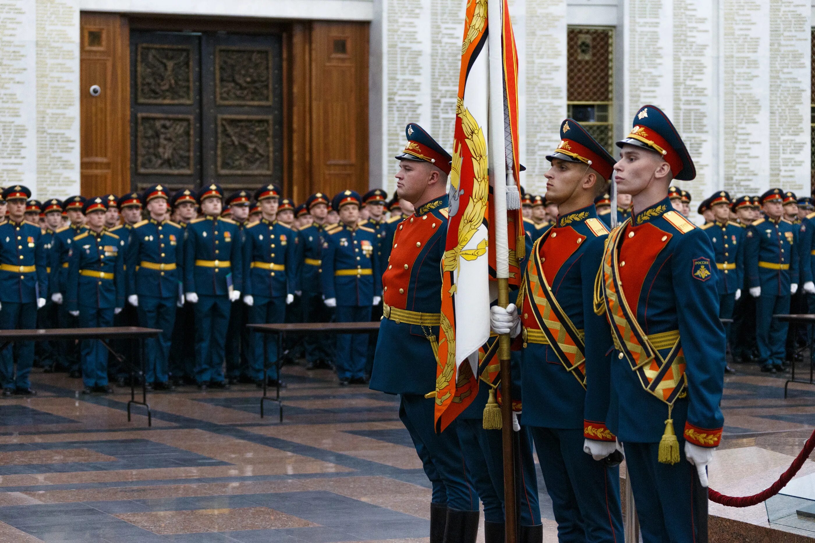 Высший военный вуз. Боевое Знамя ВУМО. Преподаватели военного университета Министерства обороны РФ. Знамя военного университета. Парадная форма выпускников военных вузов.