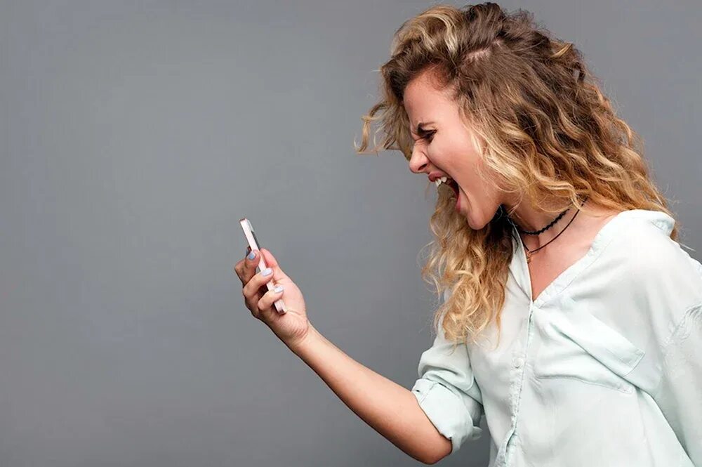 Женщина с тяжелыми сумками. Меркантильная девушка. Рыжая девушка с ноутбуком. Раздраженная женщина. Девушка нарывается.