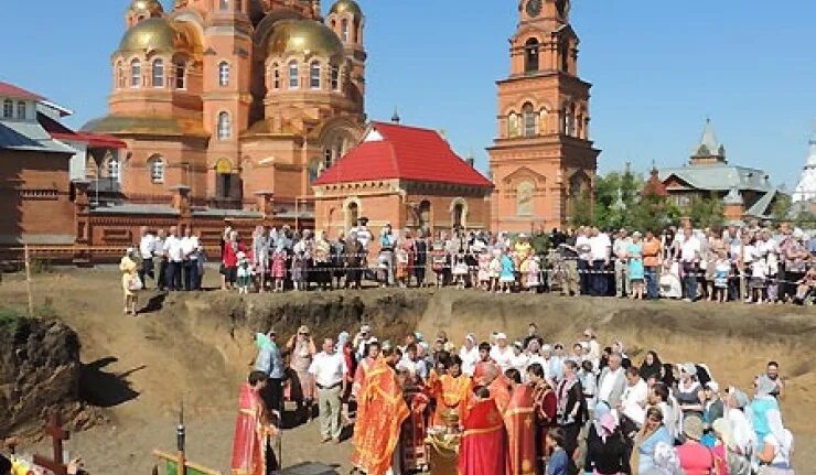 Саракташ поселок Оренбург. Поселок Саракташ Церковь. Саракташ рынок.