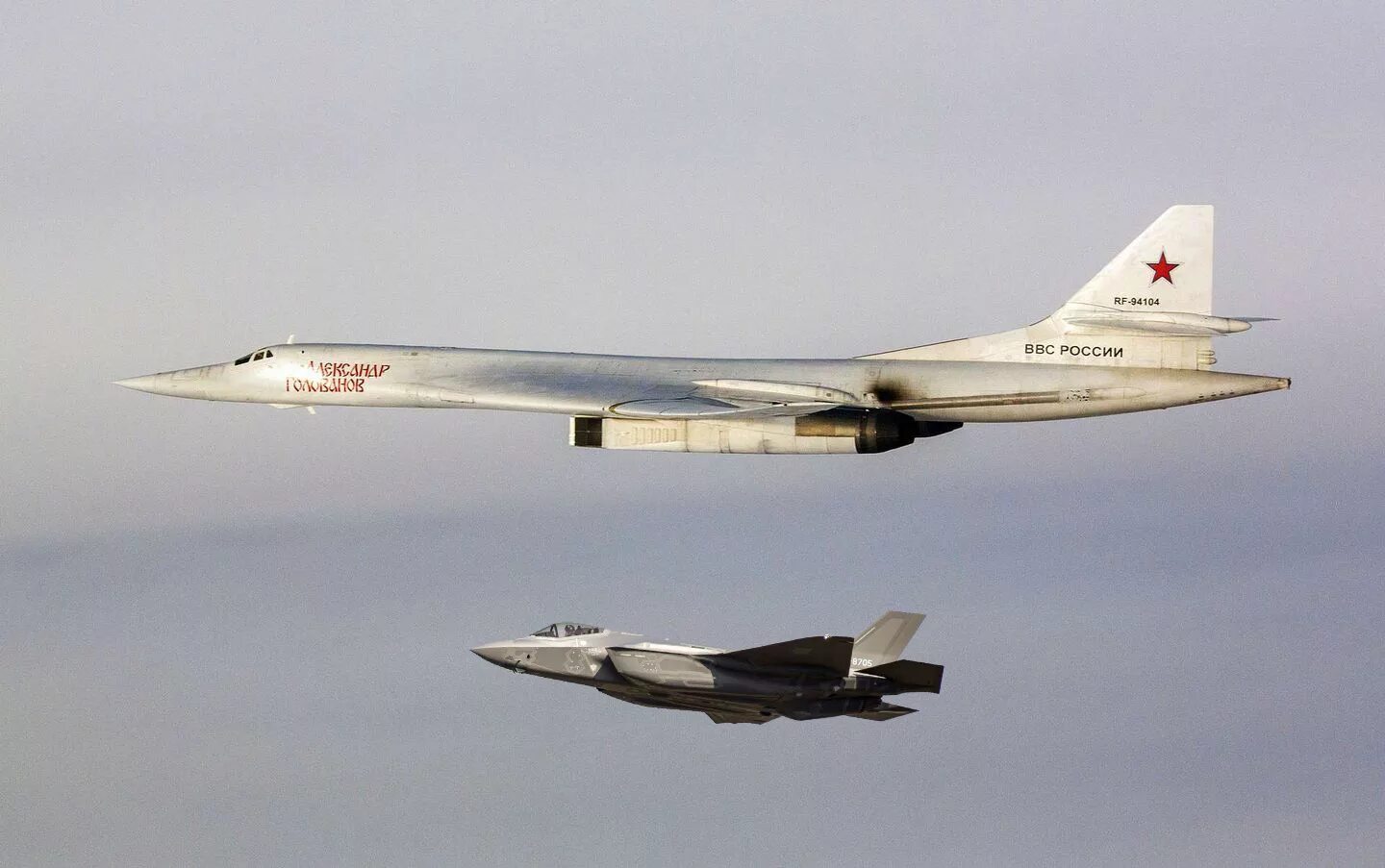 Бомбардировщик белый лебедь ту 160. Ту-160м белый лебедь. Ту-160 сверхзвуковой самолёт белый лебедь. Ту-160 f-35. Скорость самолета лебедь