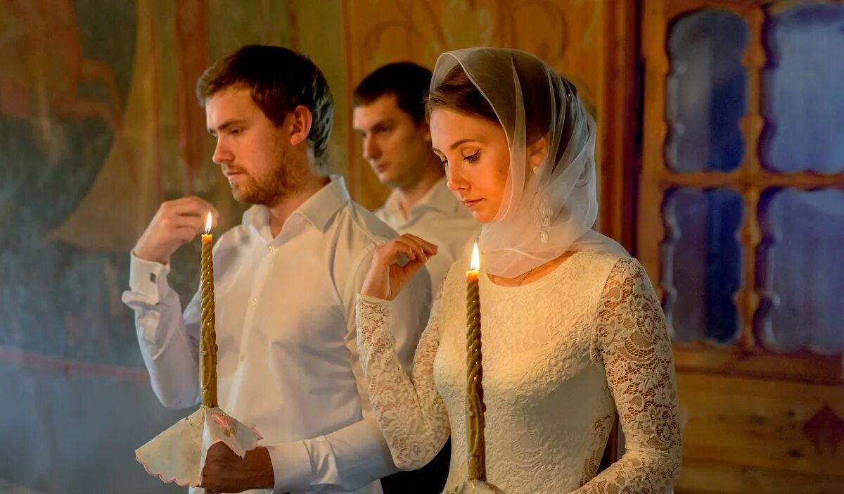 Православная любовь. Семья в церкви. Храмов любовь сначала. Фото на фоне церкви. Парень на фоне церкви.