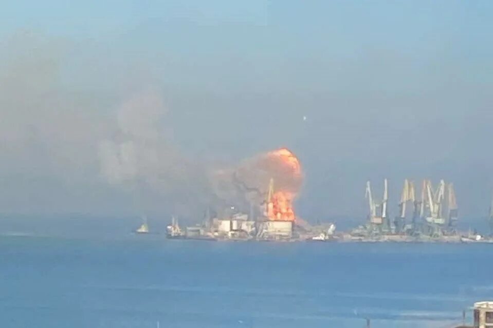 Подбит десантный корабль сегодня. Большой десантный корабль саратов бердянск. большой десантный корабль орск. взрыв в порту бердянск 2025. взрыв корабля в бердянске.