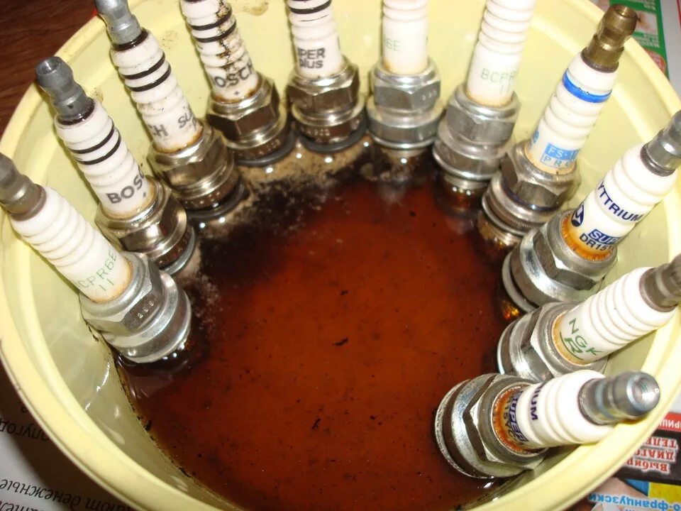 Чистка автомобильных свечей. Прокалка свечей зажигания. Чистка свечей зажигания. Промывка свечей зажигания. Как почистить свечи зажигания от нагара.