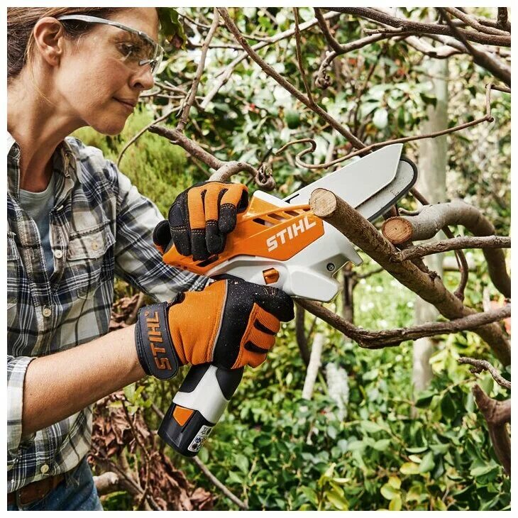 Пила аккумуляторная для обрезки деревьев цена. Сучкорез Stihl ga010116918. Аккумуляторная пила Stihl GTA 26. Аккумуляторная пила для обрезки деревьев в саду. Мини бензопила для обрезки деревьев.