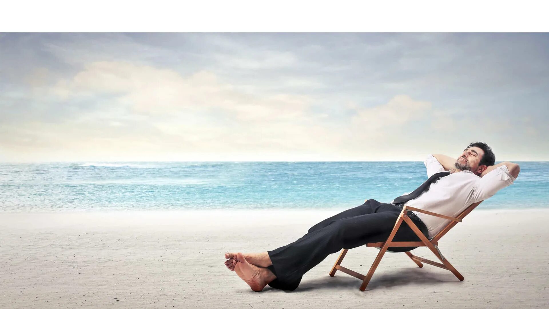 Человек на лежаке. Человек отдыхает. Отдыхающий человек. Мужчина отдыхает. Sit on the beach
