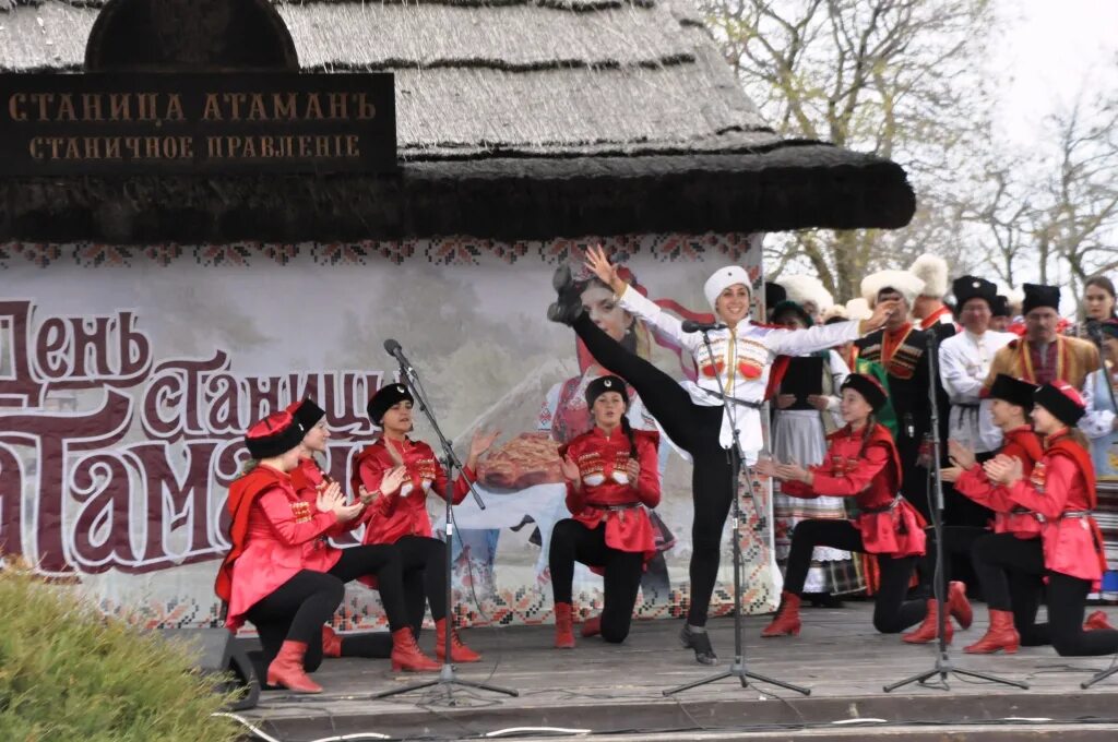 Атамань расписание мероприятий. Босоногая Атамань. Музей Атамань Краснодарский край. Атамань музей под открытым небом. Атамань подворье Гончар.