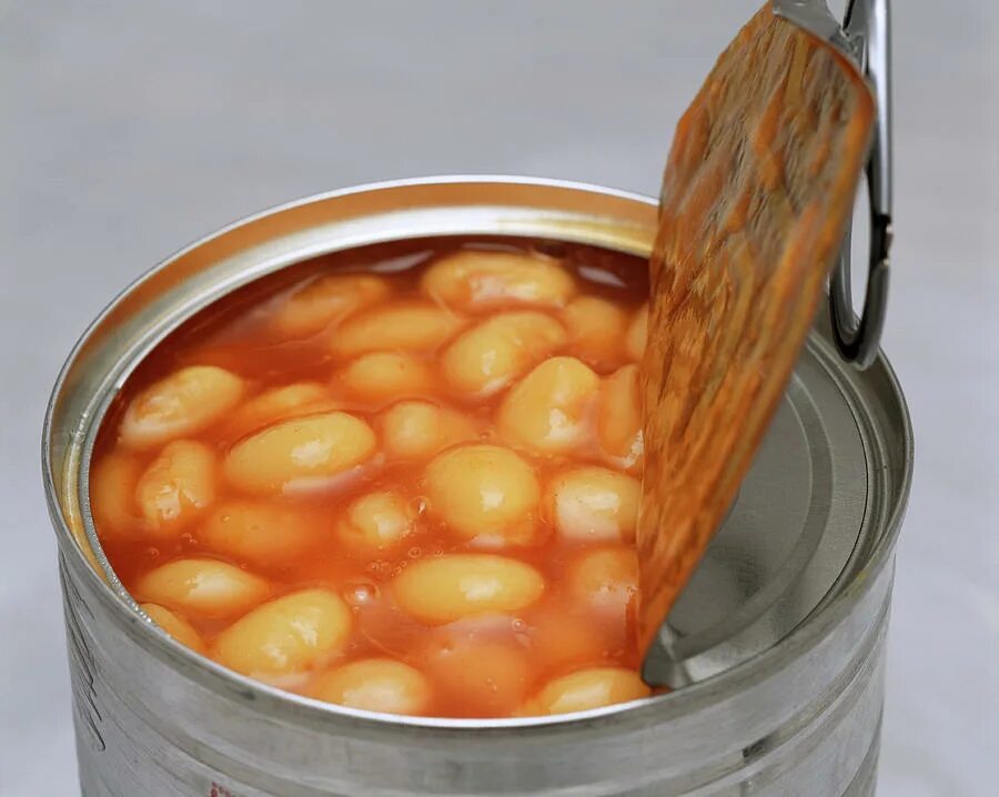 A tin of Beans. Baked Beans tin. Baked Beans in Tomato Sauce. Beans в томатном соусе texture.