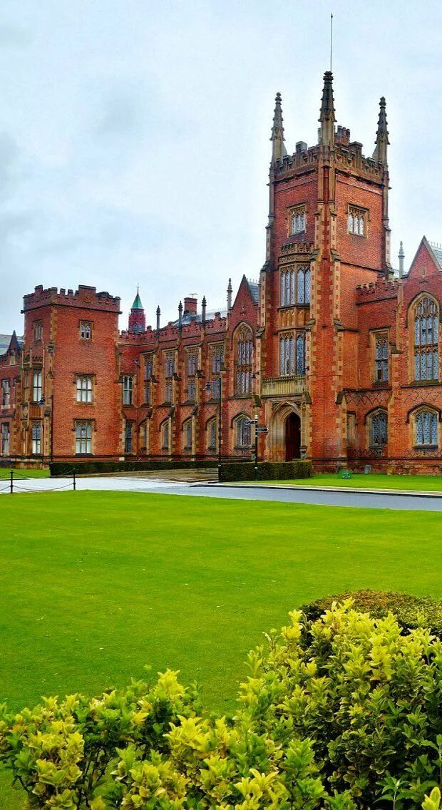 Белфаст Ирландия. Северная Ирландия Линен Холл. Королевский университет Ирландии. Университет королевы в Белфасте.