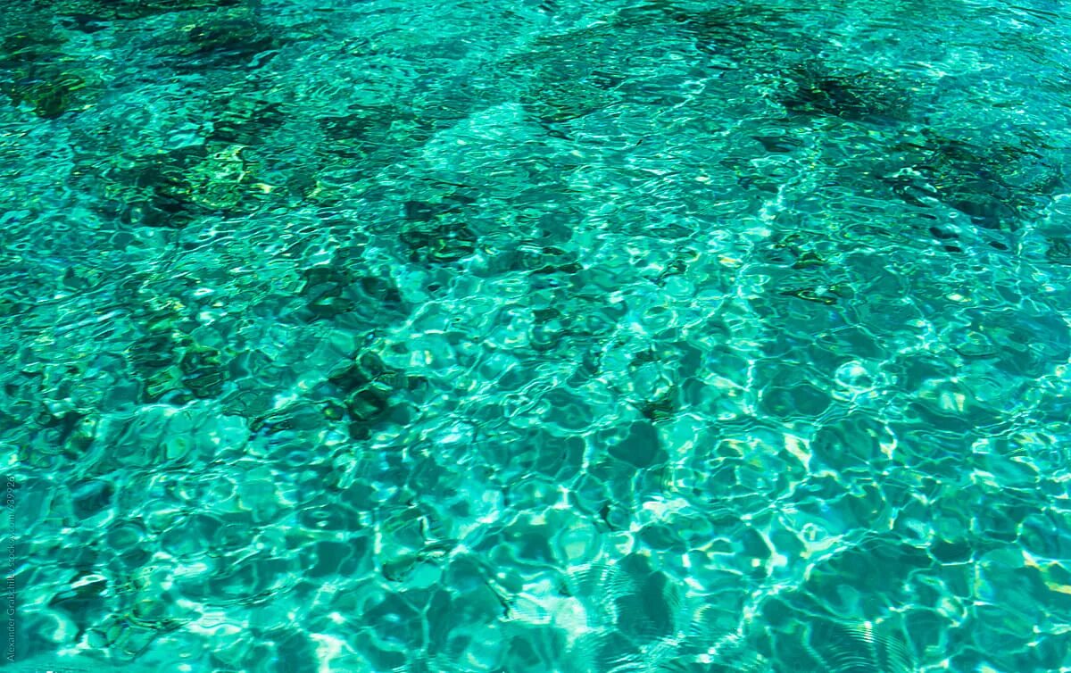 Вода минеральная изумрудная украина. Изумруд вода. Изумрудная вода в море. Изумруд вода. Изумрудный цвет.