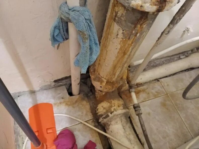 Конденсат на трубах. Конденсат на трубах в санузле. Труба от конденсата на трубах с холодной водой. Защита труб от конденсата. Конденсат на трубах.