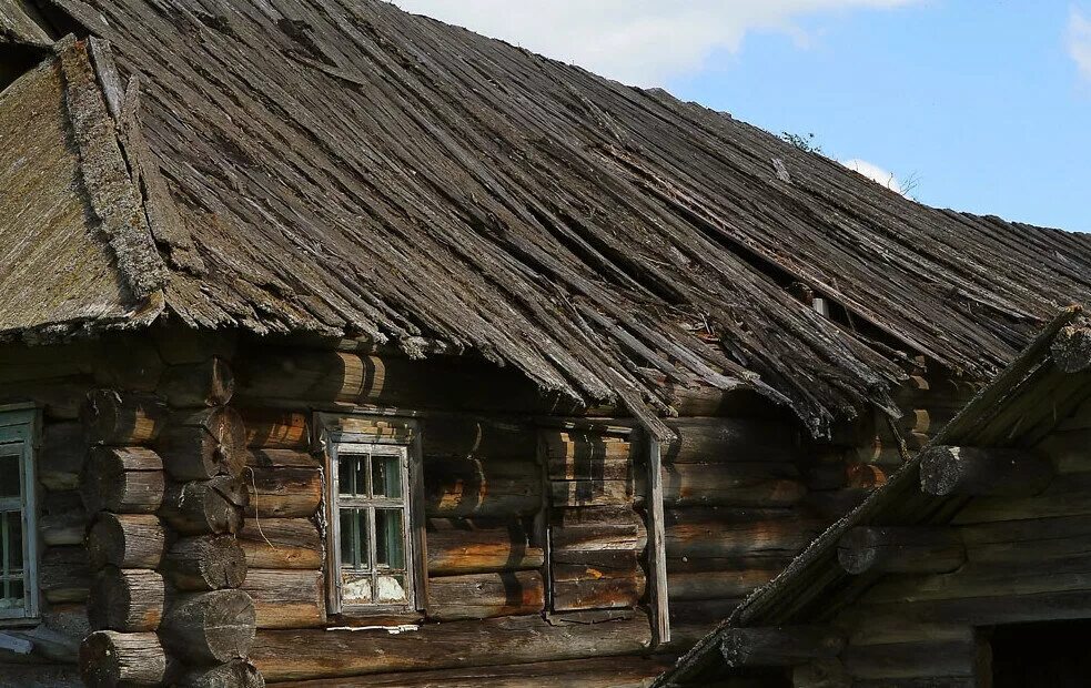 Крыша деревня. Старая деревянная крыша. крыши деревенских домов. крыши старинных домов. деревенская изба.
