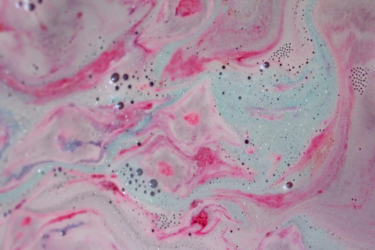 Пенистая жидкость. Lush бомбочки Эстетика. Бомбочки для ванны розовые. Розовая пена. Розовая бомбочка для ванны в воде.