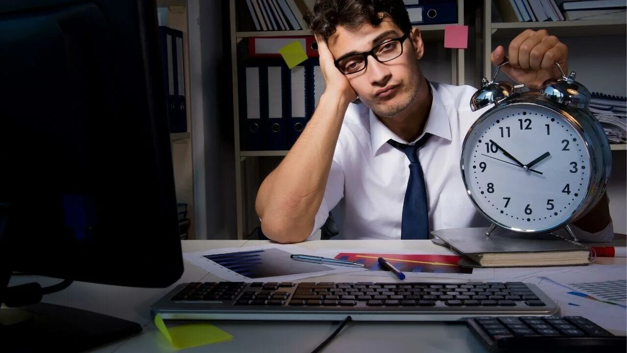 She be late for work because. Работа допоздна. Работает до поздна. Допоздна за компьютером.