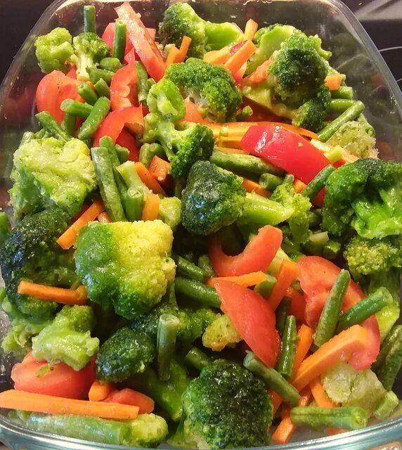 Брокколи с овощами в духовке