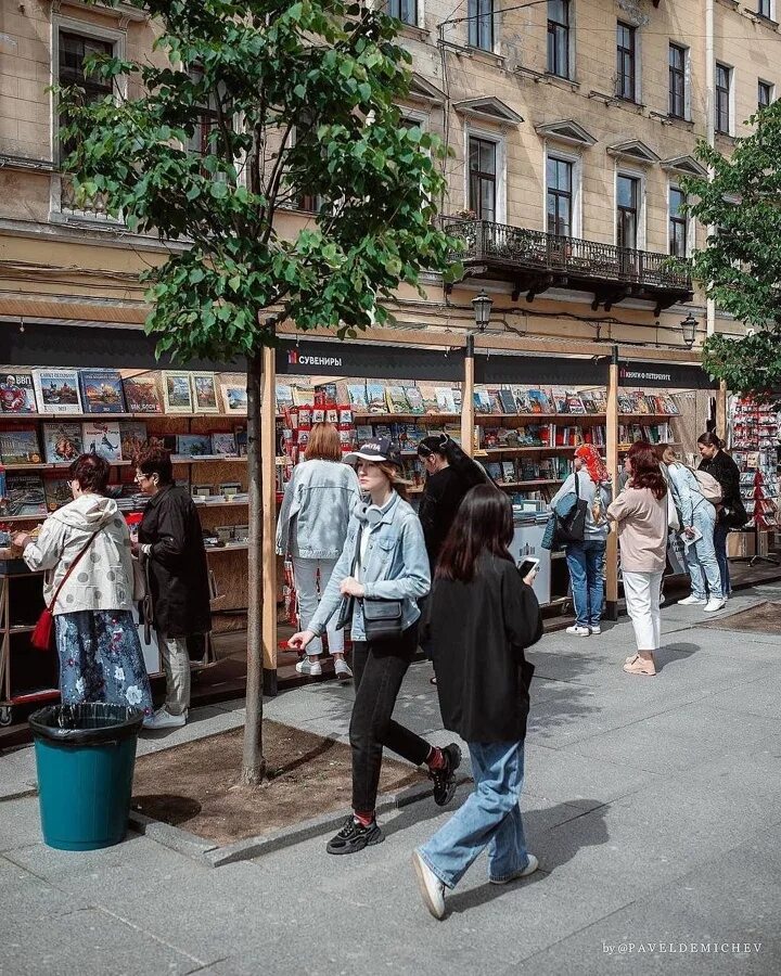 Книжные аллеи спб 2023. Концерт на улице. Книжные аллеи адрес. Книжные аллеи малая конюшенная. Книжные аллеи адрес.