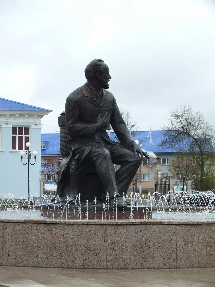 Площадь Чайковского в Чайковском. Памятники города Чайковский.