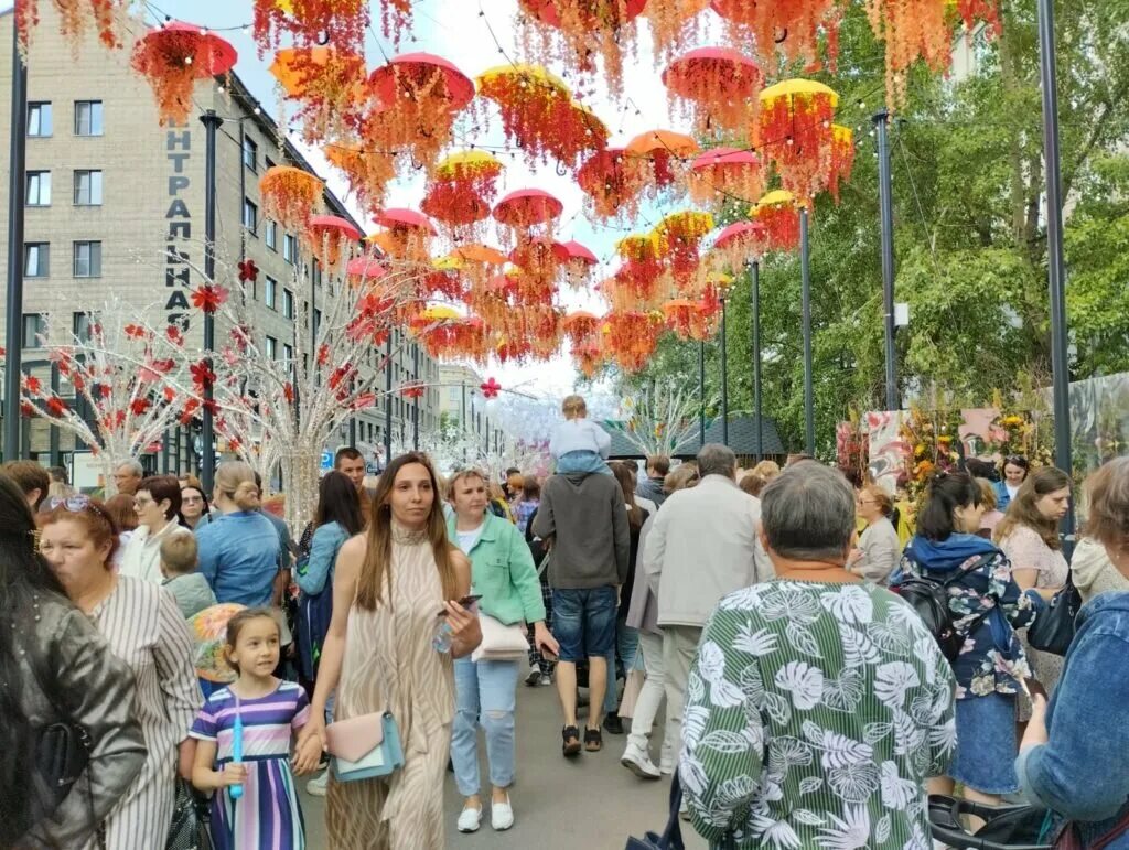 Фестиваль цветов в новосибирске. День цветов. Фестиваль цветочных композиций. Цветы на день города. Фестиваль цветов.