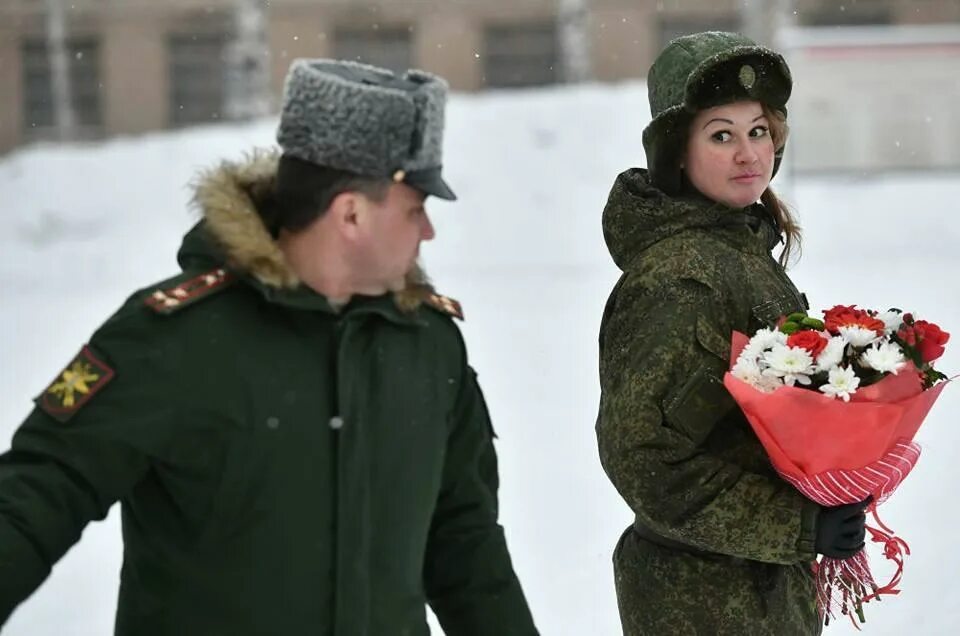 Семья военного. Женщина в зимней военной форме. Дети военнослужащих. Российский солдат с ребенком. Опекун военнослужащий