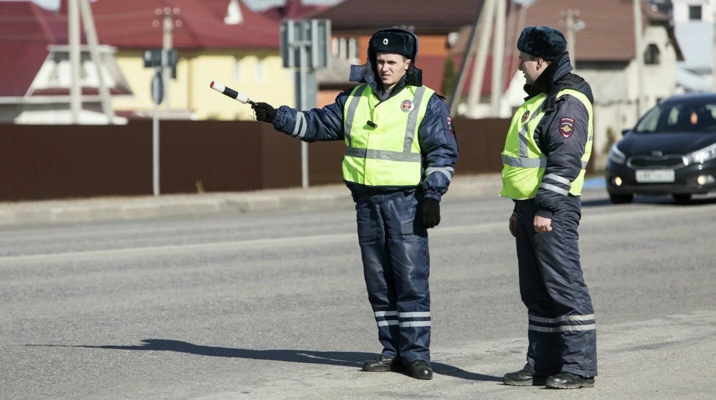 Превышение полномочий дпс. Сотрудник дпс. полицейский на дороге. инспектор дпс проверяет документы.