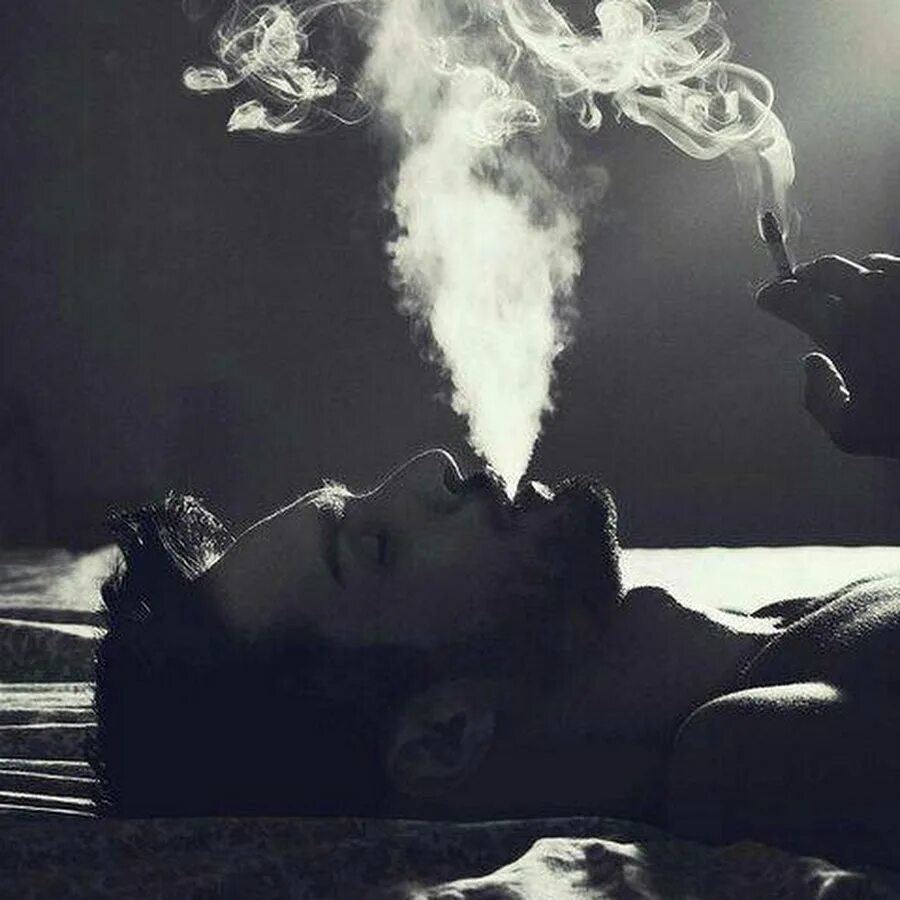 Девушка в дыму. Песня в сигаретном дыму в угаре пьяном. Мияги с кальяном. Эстетика курящих парней. Девушка в дымке.