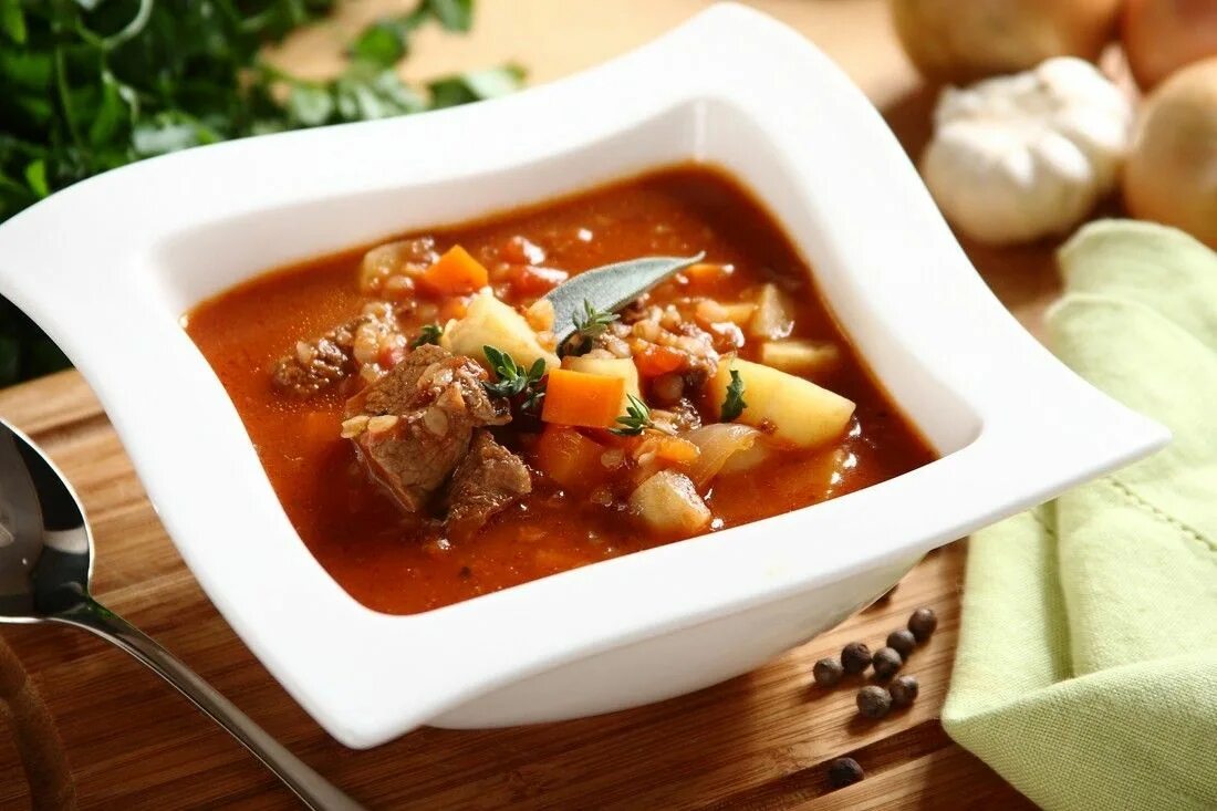 Мясной суп. Картофельный суп с мясом. говядина для супа. соус суп.